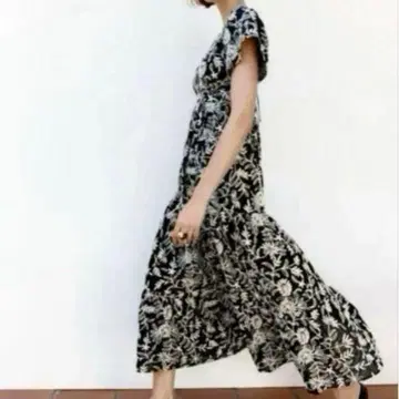 자라 ZARA 자수 티어드 원피스 자수 꽃무늬 모노톤 [ L ]