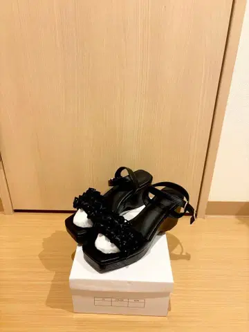 GRL 도트 무늬 오간자 프릴 통굽 샌들