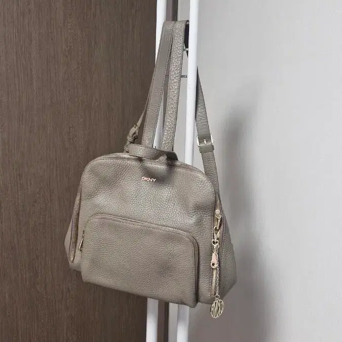 DKNY백팩 33X27X10 진베이지 가죽