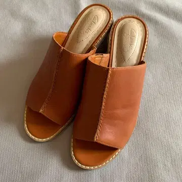 Clarks 가죽 뮬 브라운
