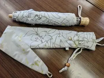 접이식 우산 화이트 계열 꽃무늬 올 패턴