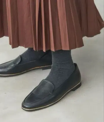 새상품급 LE TALON 메탈 라인 로퍼 블랙 24cm