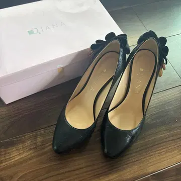 DIANA 펌프스 블랙 리본 포함