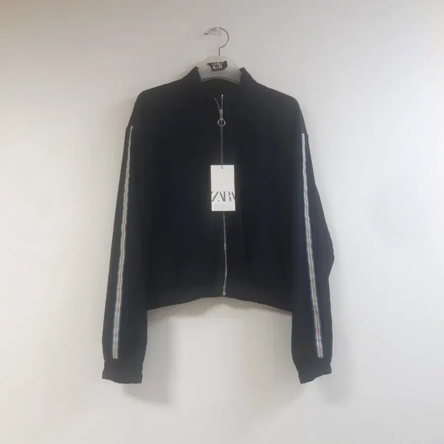 (새상품)자라(ZARA) 사이드 스트라이프 트랙스타일 자켓