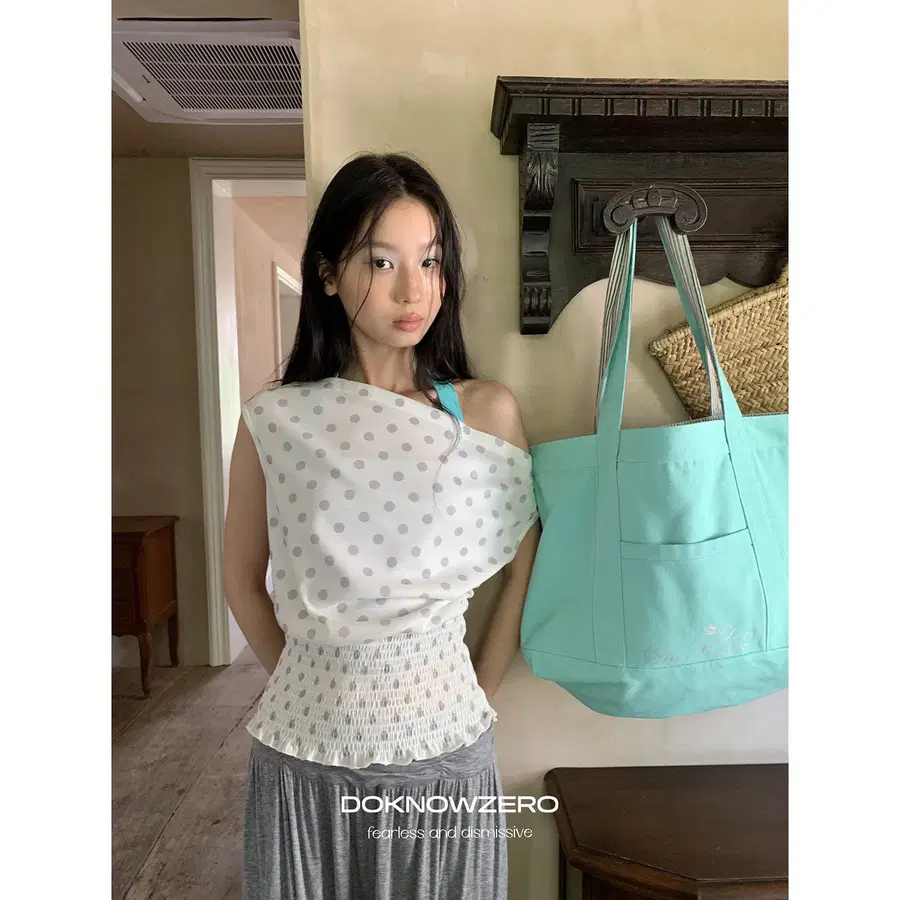 DKZ 레트로 도트 오프숄더 티셔츠