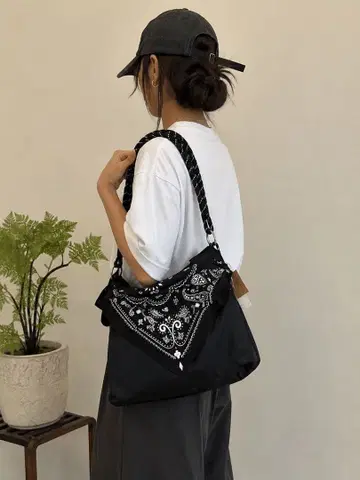 택 포함 미사용 새상품 반다나 패턴 숄더백 블랙