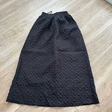블랙 롱 스커트 셔링 퍼프 자카드
