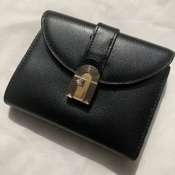 FURLA 훌라 접이식 지갑 오페라 블랙 가죽 골드 로고 금장 장식