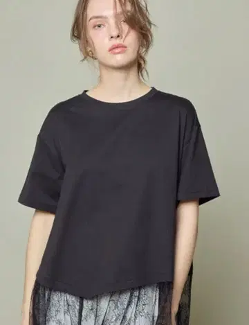 슈가 로즈 밑단 레이스 아지메 헴 T셔츠 블랙