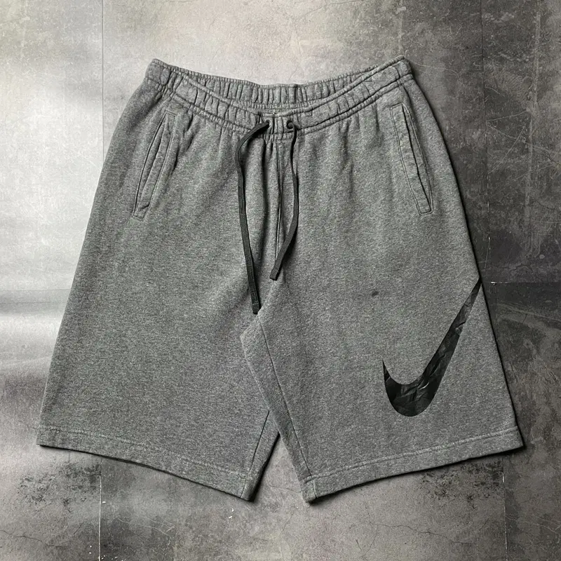NIKE 나이키 차콜 스우시그래픽 스웨트 하프팬츠 A01310