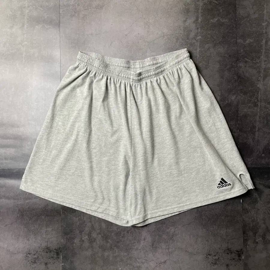 ADIDAS 00s 아디다스 그레이 로고자수 스웨트 하프팬츠 A01312
