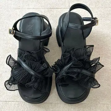 VIVIAN 프릴 통굽 샌들 블랙 22.5cm