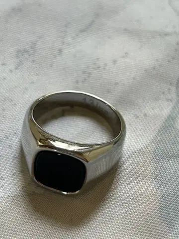 13lue Black rounded ring