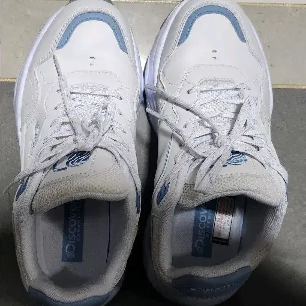디스커버리 운동화 화이트/블루
