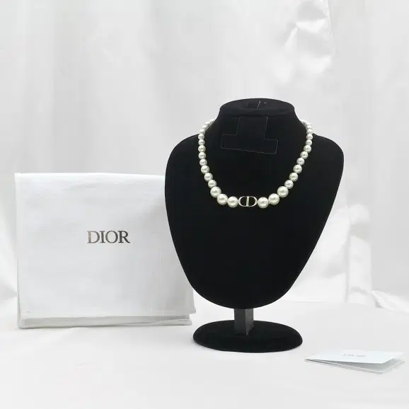 Dior(크리스챤디올) N1116MTGRS_D301 골드 피니시 화이트 레진 진주 30 Montaigne 쇼트 목걸이