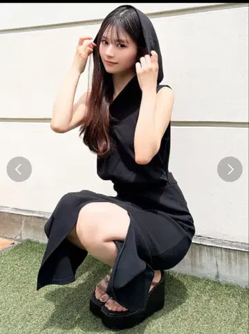 리젝시 후드 부착 슬리브리스 롱 원피스 블랙