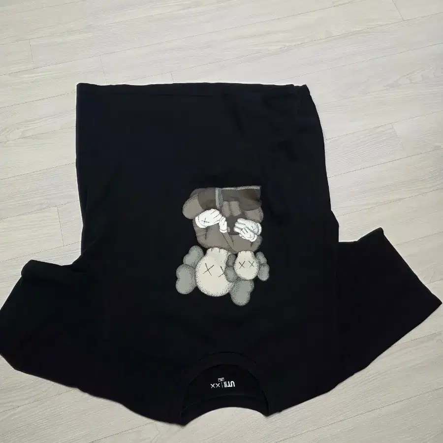 유니클로 KAWS 반팔 티셔츠 블랙 xxl
