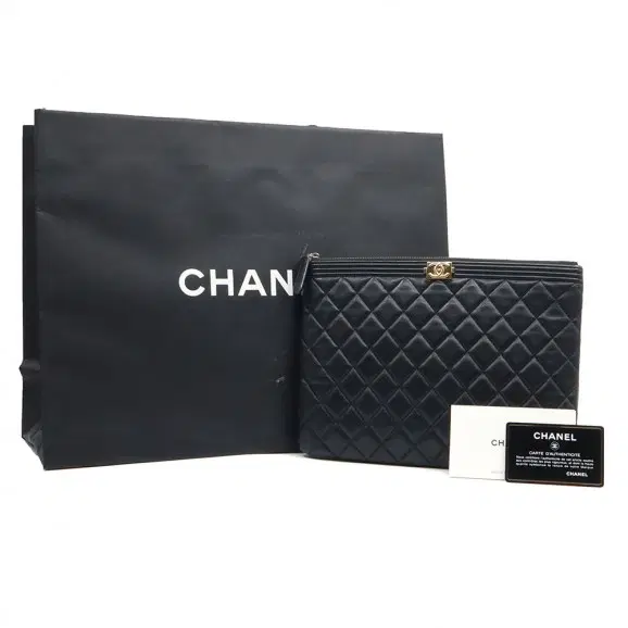 Chanel(샤넬) A84406 블랙 램스킨 골드 메탈 보이 샤넬 뉴미듐 클러치 (21번대)
