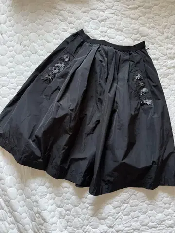 MUVEIL 플레어 스커트 블랙 꽃무늬 장식
