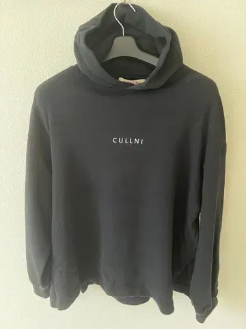 CULLNI 크루니 센터 자수 로고 후드티 2 빅 블랙