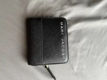 MARC JACOBS 이단 접이식 지갑 블랙