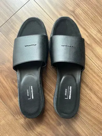 SOFTHYPHEN x SAKIAS 5STITCHES SANDALS