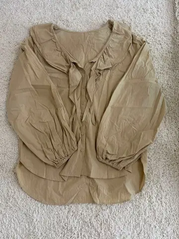 빅 칼라 긴팔 블라우스 베이지