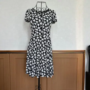 [ Cynthia Rowley ] 모노톤 꽃무늬 반팔 무릎 기장 원피스