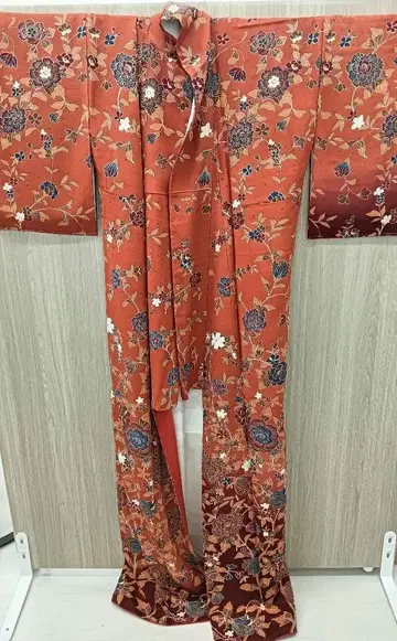 코몬 기모노 주황색 계열 꽃무늬 화려함