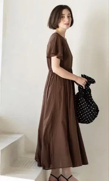 오파크 클립 V넥 핏앤 플레어 드레스 브라운 L