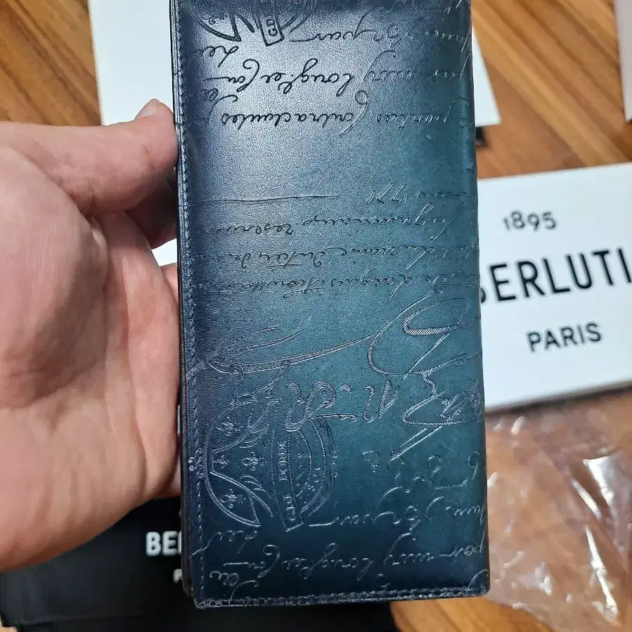 벨루티 스페셜컬러(그린)새제품컨디션 스크리토 장지갑