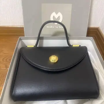 [ 고급 ] 밀라 쇤 포멀 핸드백 천연 가죽 로고 금장 장식 블랙