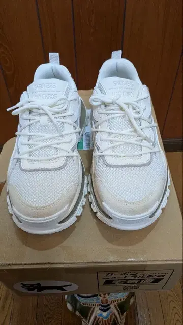 SKECHERS UNO CHAOS 화이트 스니커즈