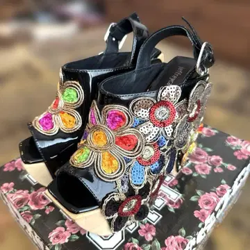 Jeffrey Campbell 플라워 스팽글 백 벨트 샌들