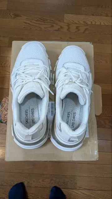 SKECHERS UNO CHAOS 화이트 스니커즈