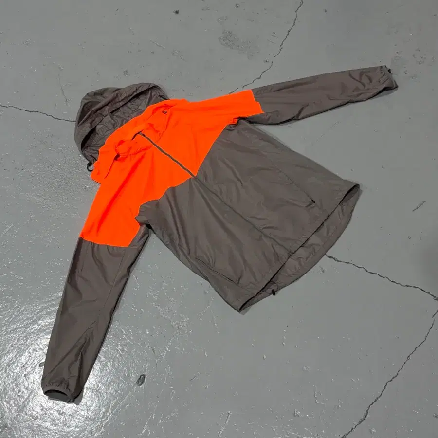 나이키(Nike) 러닝 오렌지, 그레이 배색 바람막이