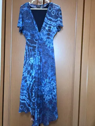 Desigual 타이 다이 패턴 드레이프 무릎 기장 원피스