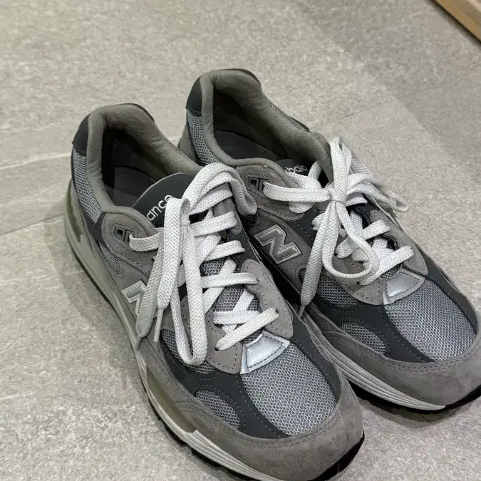 뉴발란스 992 그레이