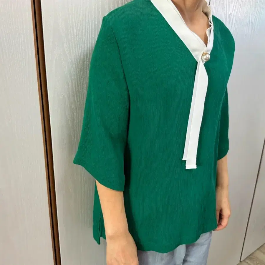 녹색 블라우스 (화이트 배색) 진주 반팔