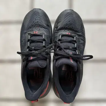 UNDER ARMOUR 러닝화 블랙