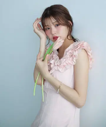 LILLIAN CARAT 볼륨 플라워 머메이드 원피스
