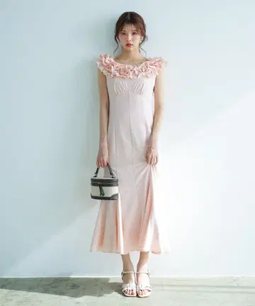 LILLIAN CARAT 볼륨 플라워 머메이드 원피스