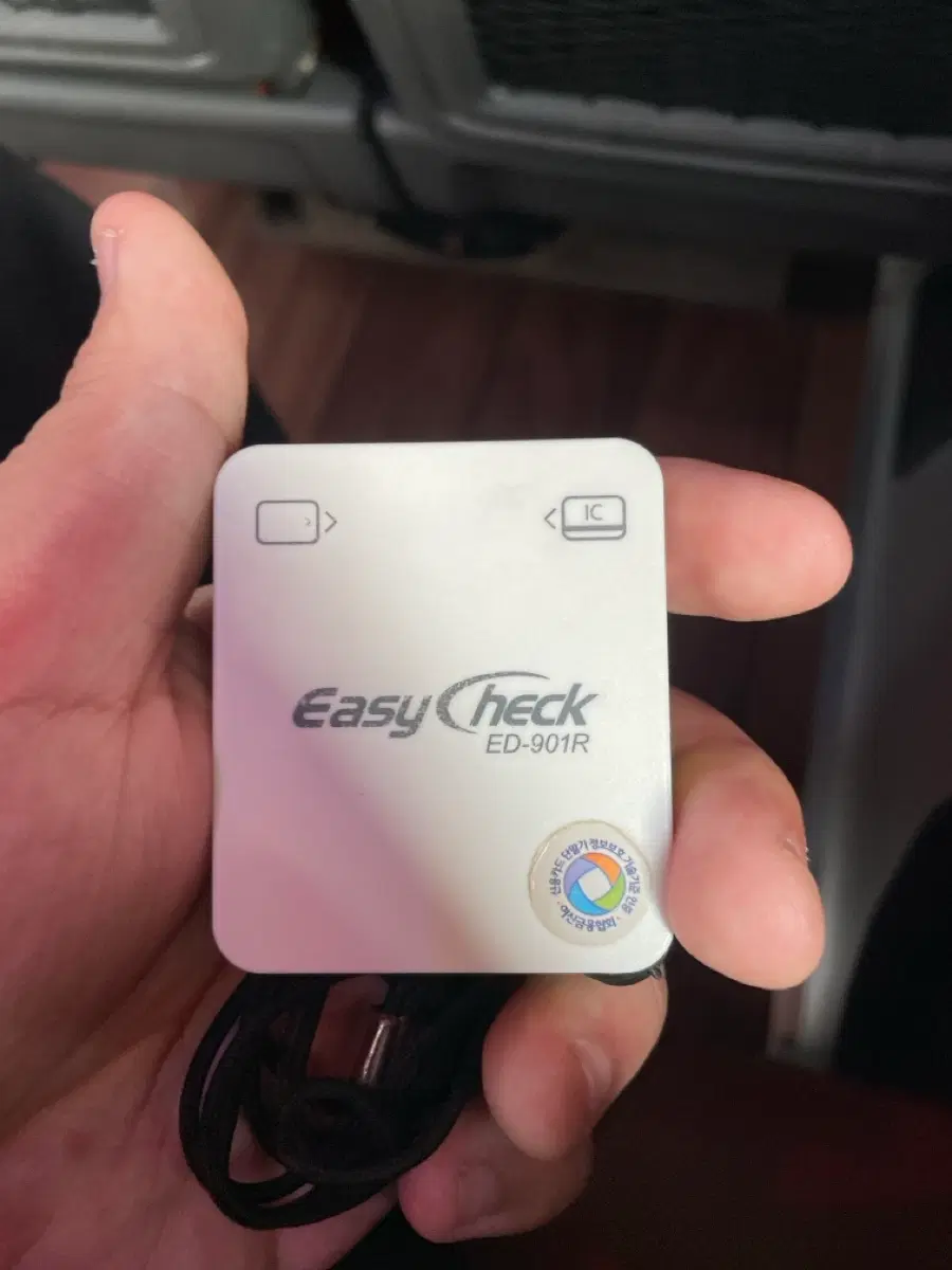 KICC Easy Check ED-901R 모델의 스마트폰 연동형 신용카드 단말기