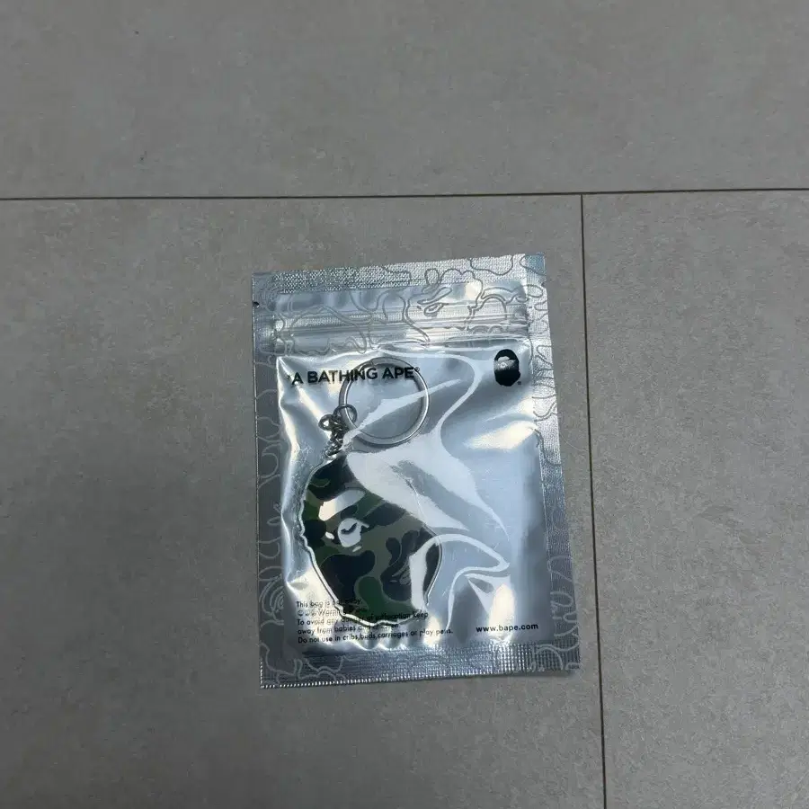 베이프 아크릴 키링 그린 판매합니다