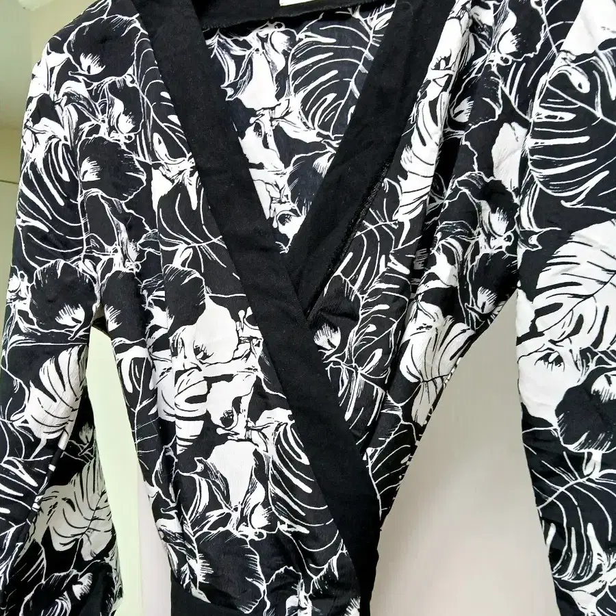 갸루 블랙 화이트 플라워 패턴 랩원피스