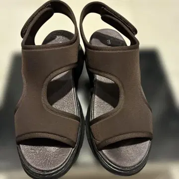 MOHI 모히 비대칭 샌들 브라운