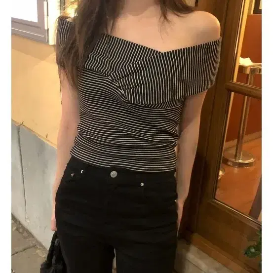 니어웨어 스트라이프 오프숄더 반팔