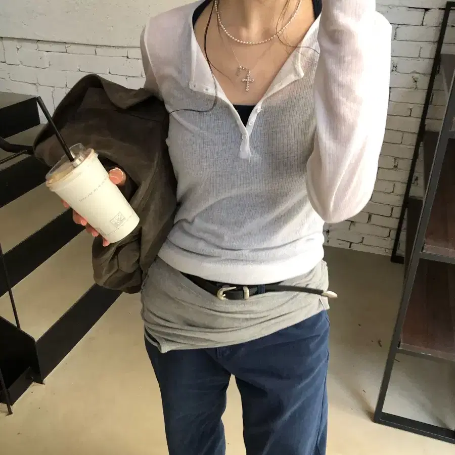 오솔 앨리스 티 버튼 헨리넥 롱슬리브 화이트
