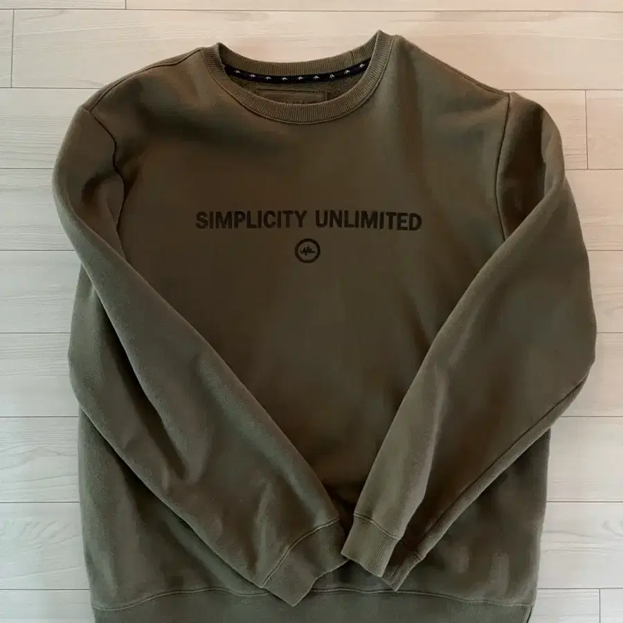 SIMPLICITY UNLIMITED 맨투맨 카키색
