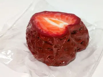 애플파이는 달지 않은 딸기 슬라이스